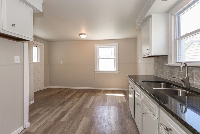 Building Photo - 2 Bedroom 1 bath Single Family Home