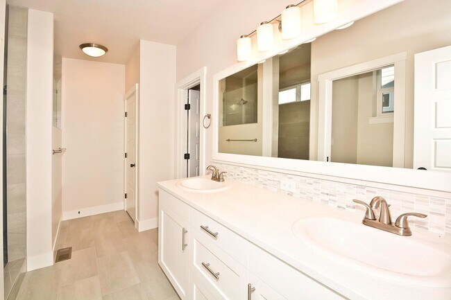 Building Photo - Centrally Located 3 Bedroom 2 Bathroom Home