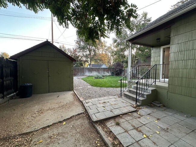 Building Photo - Renovated 3 bedroom + bonus room & finishe...