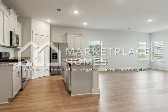 Building Photo - 2070 Hyacinth Ln