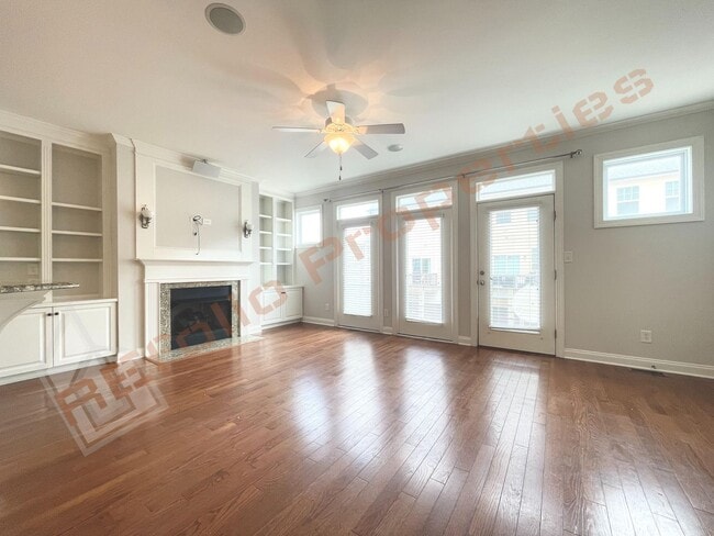 Building Photo - Great layout!Fresh Paint & New Carpet! Spa...