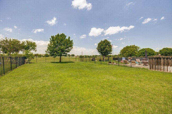 Building Photo - 10017 Links Fairway Dr