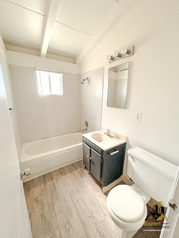 Building Photo - 5625 San Vincente Way