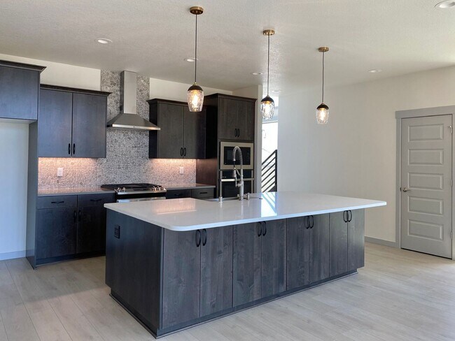 Building Photo - Stunning Southridge Rental with RV Garage & Luxury Finishes!