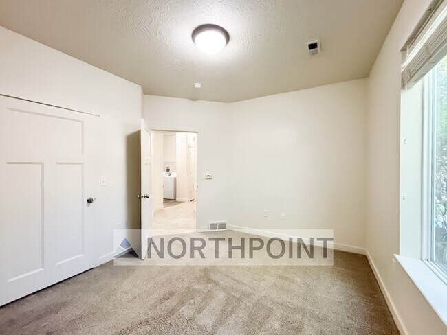 Building Photo - Summerlane Townhome - 2 Bed 1 Bath - HOA P...