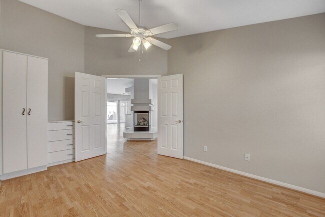 Building Photo - POOL House in Silverado Ranch!