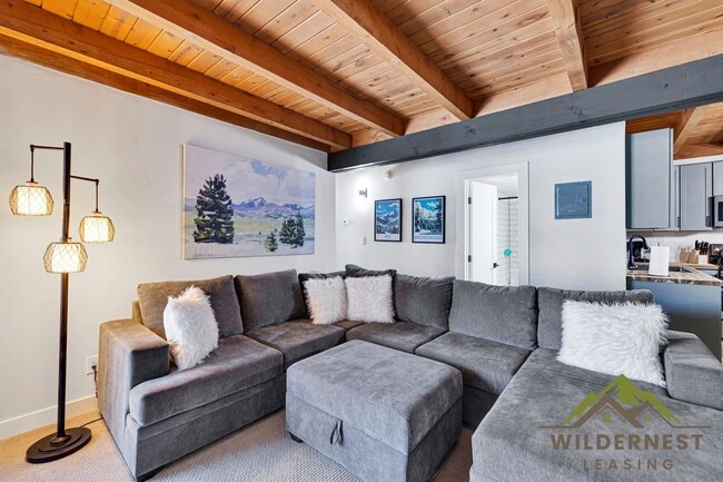 Building Photo - Gorgeous Remodeled Treehouse 2 Bed with Mo...
