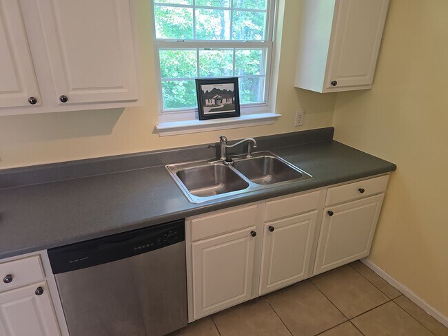 Building Photo - 3 Bed 2bath house off of Hard Scrabble Rd ...