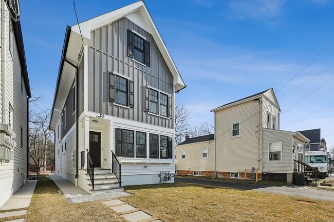 Building Photo - 133 Forest St
