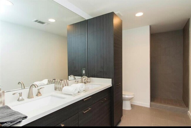 Building Photo - 1410 Hyde Park Blvd