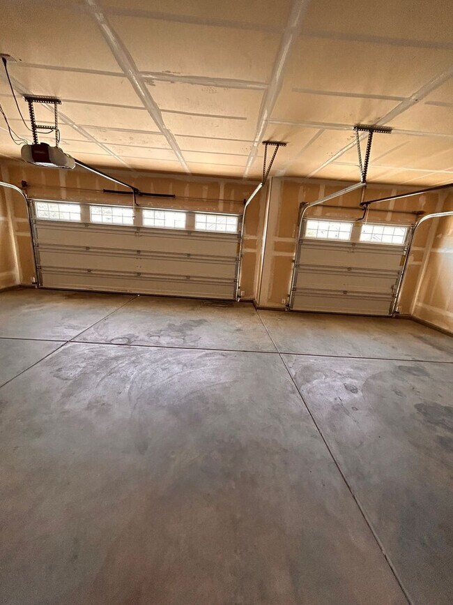 Building Photo - Beautiful home for rent in Visalia!