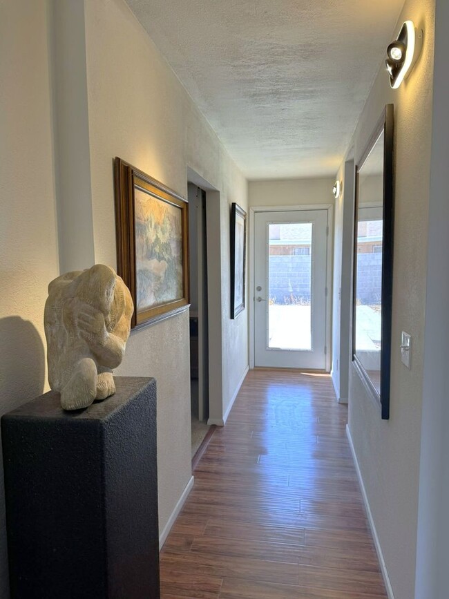Building Photo - 3 BEDROOM HOME IN TIERRA MESA!