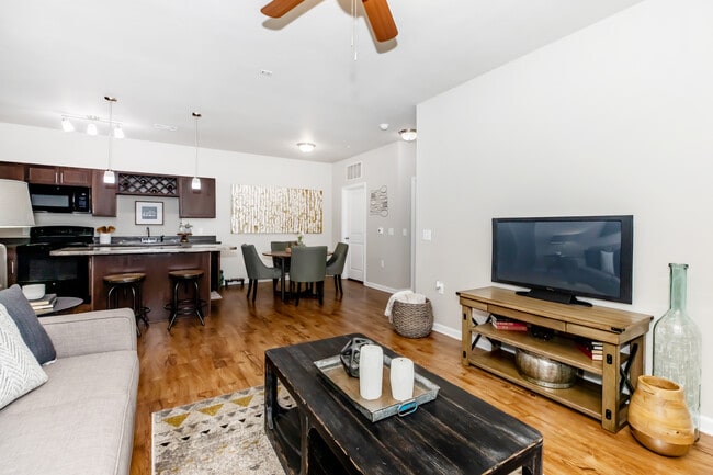 Building Photo - The Landings at Creekside