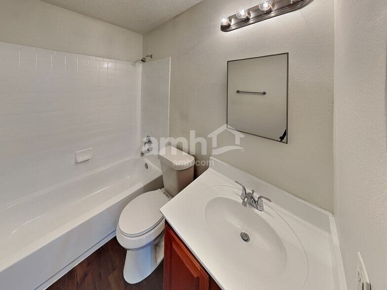 Building Photo - 33 Messenger Crk