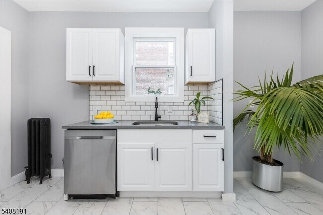 Building Photo - 440 N Grove St