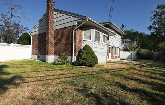 Building Photo - 3 Bedroom Plainview Split