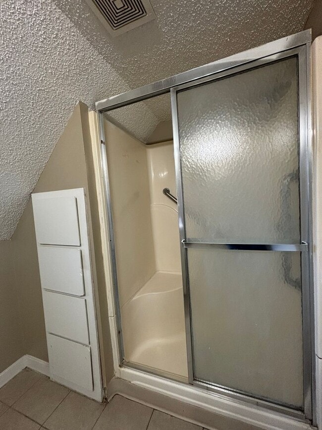 Building Photo - Great 2 bedroom plus den in a two-level ho...