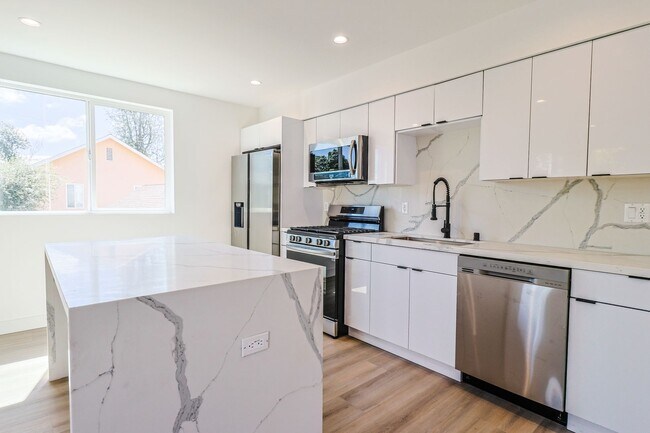 Building Photo - 2419 Carmona Ave