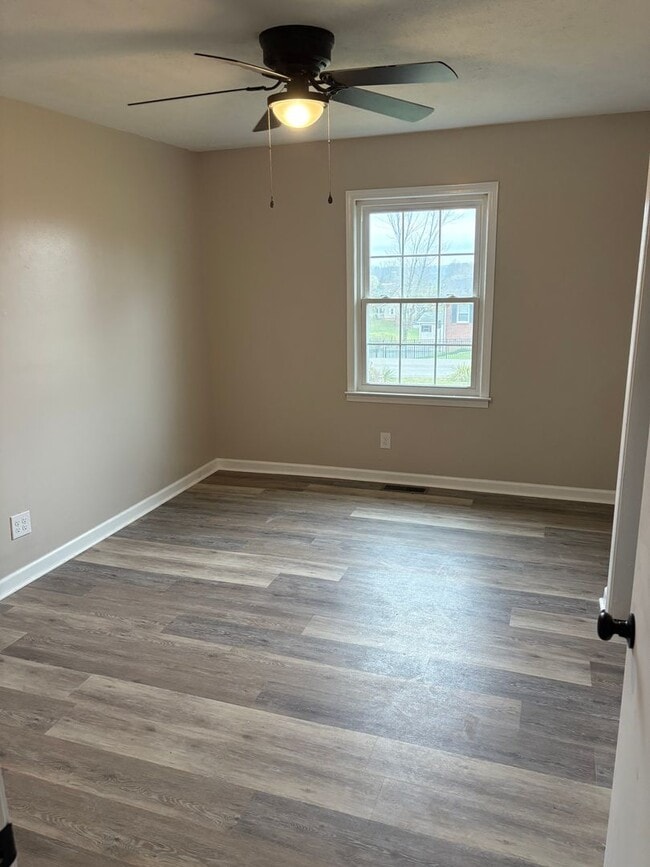 Building Photo - Don't Miss This One!