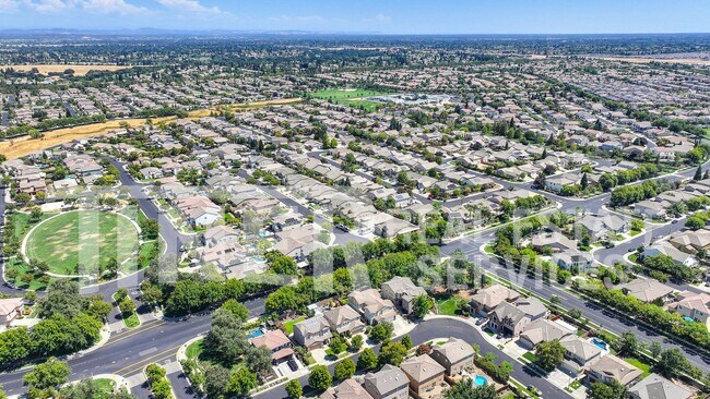 Building Photo - 2469 Kinsella Way