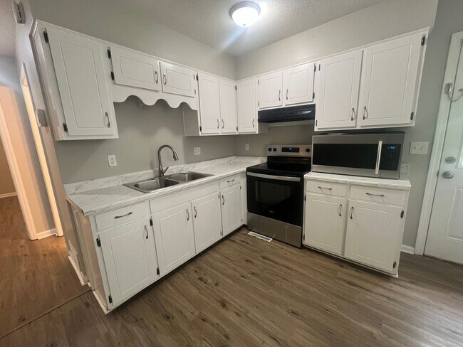 Building Photo - 811 Cedarcrest Dr