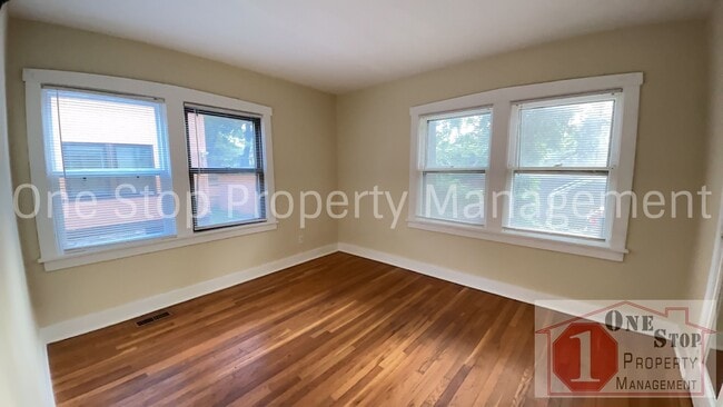 Building Photo - Charming 2-bedroom, 1-bath Duplex in Kansa...