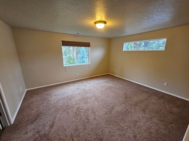 Building Photo - Three Bedroom in SW Bend Aspen Rim Neighborhood