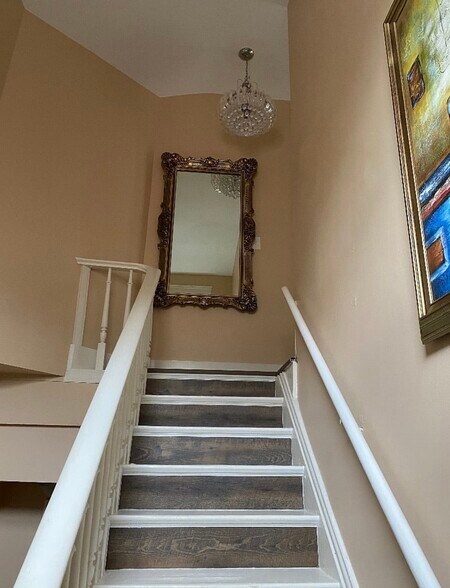 Building Photo - 124 E Oak St