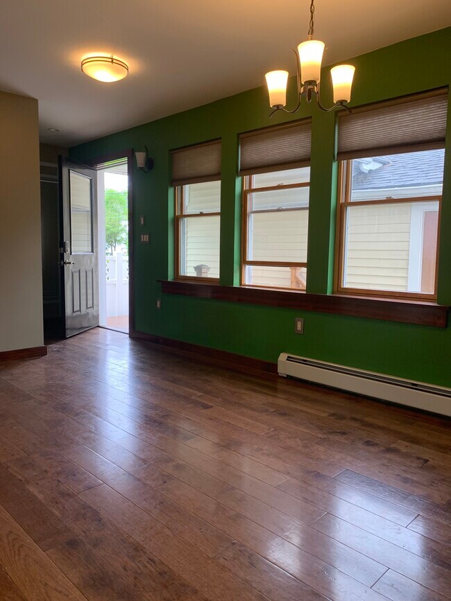 Building Photo - 5 Oak St