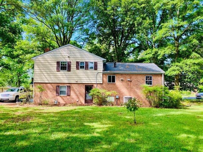 Building Photo - Beautiful and Spacious 4bdrm/2.5bth Tri-Le...