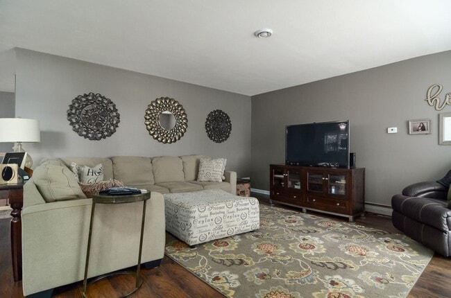 Building Photo - Nice Updated 3br/3ba In Wayzata (1 car garage)