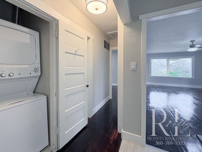 Building Photo - Charming Upper Unit with Modern Kitchen, W...