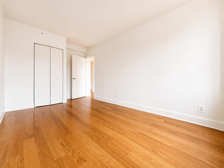 Building Photo - 323 W 96th St