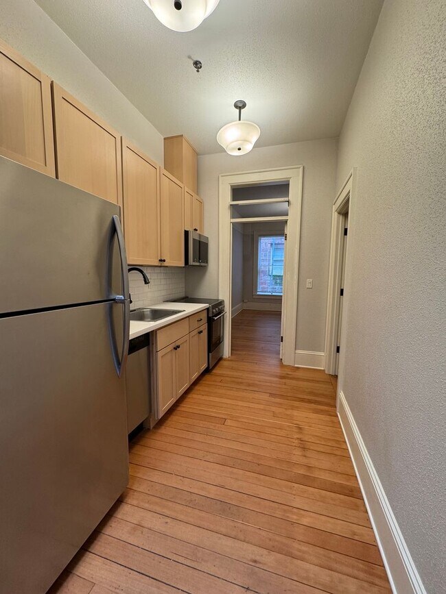 Building Photo - Beautiful 1 bed/1 bath apartment with tons of charm!