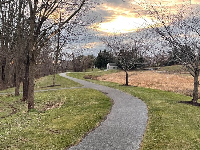 Building Photo - Beautiful 3 bedroom 2 bathroom Rancher in Great Manheim Location!