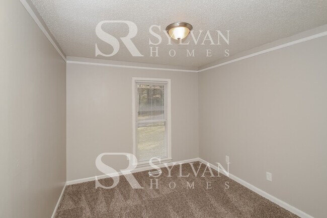 Building Photo - Luxury, Location, and Convenience, it is all HERE!