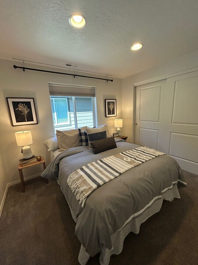Building Photo - Town Access 2-bd Bungalow in Beautiful Sis...