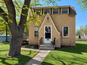 Building Photo - Charming 2BR/2.5 BA Anoka Home Available 8/1! Walk to Downtown