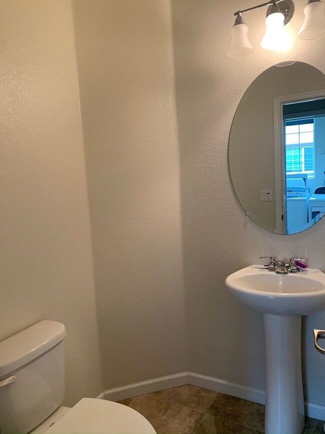 Building Photo - 3 Bed/3 Bath Newer Townhome in Desirable Ardenwood Neighborhood