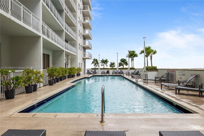 Building Photo - 1200 Brickell Bay Dr