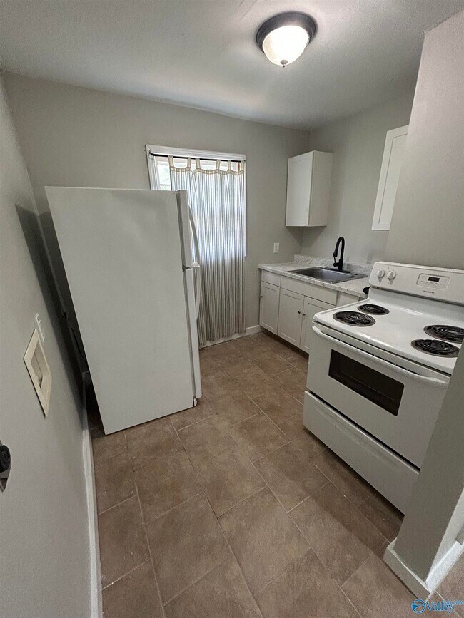 Building Photo - 2705 Whitesburg Dr