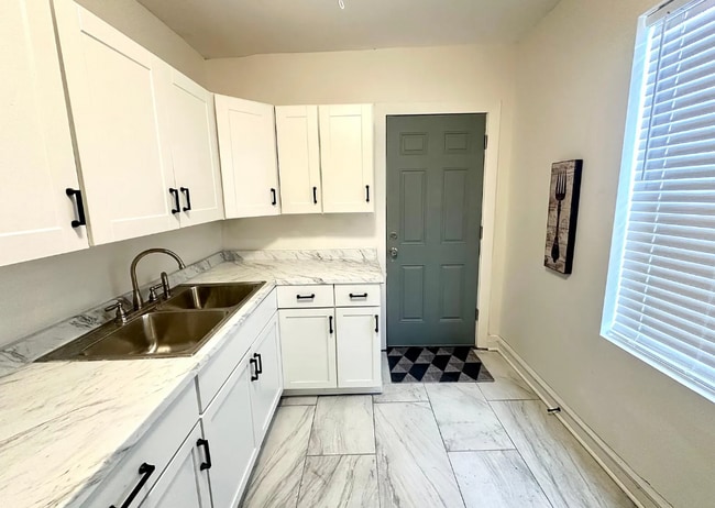 Building Photo - 1402 N 21st Ave