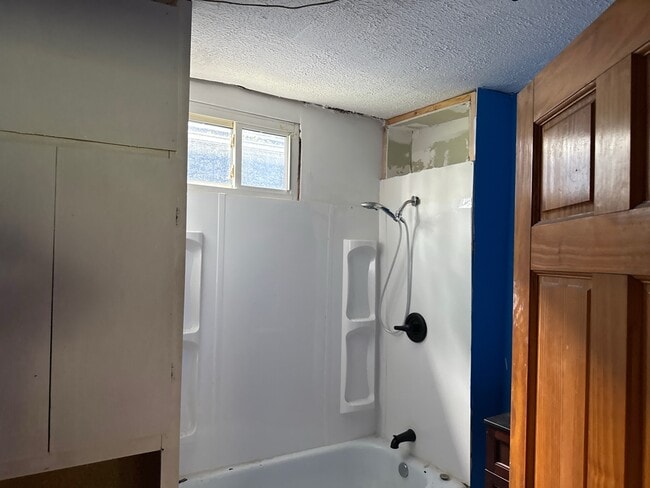 Building Photo - 2300 E Memorial Dr