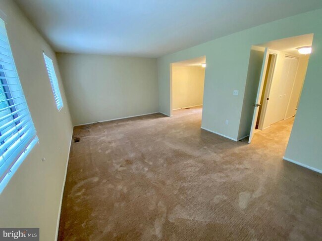 Building Photo - 1010 Commanders Way N
