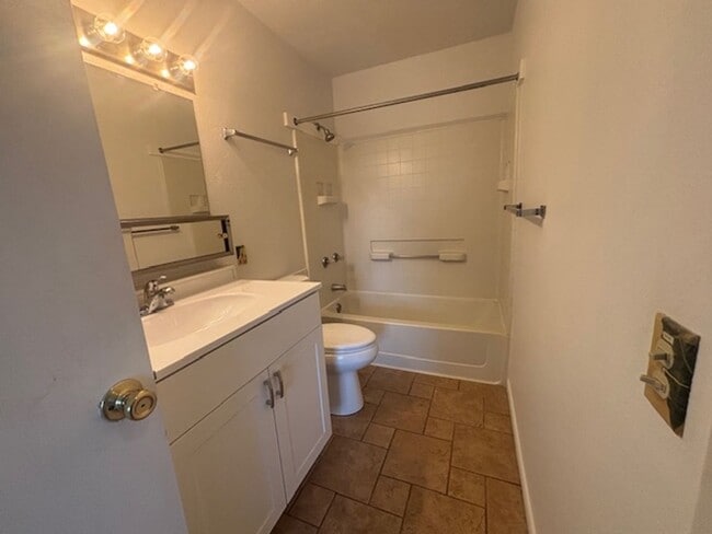 Building Photo - Refreshed 1 Bedroom/ 1Bath Condo in Gated Community