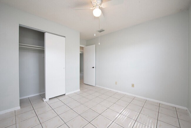 Building Photo - Cute 4/2 House In Buenaventura Lakes for Rent
