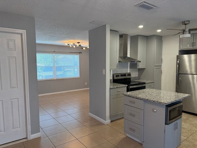 Building Photo - Cute Updated Home