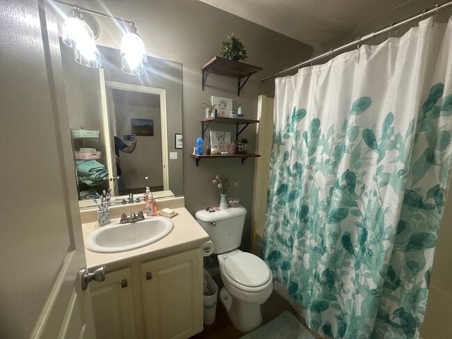 Building Photo - Great location 3 bed, 2.5 bath, 1 car gara...