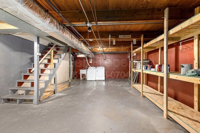 Building Photo - 841 Houseman Ave NE