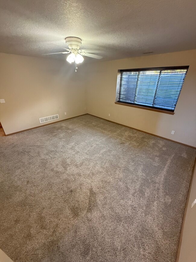 Building Photo - 4637 Twain St